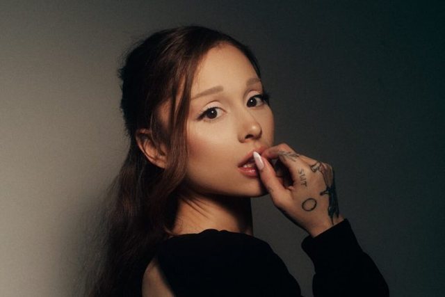 Për herë të parë, “Petal” i Ariana Grande kryeson listën e albumeve më të dëgjuara në Gjermani