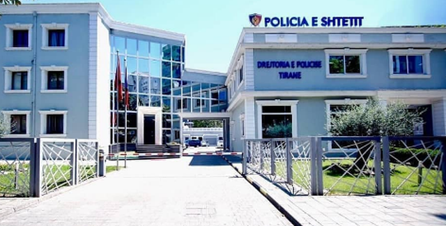 Tiranë/ Sh*ërthim me lëndë plas*se në derën e një banese, shpallen në kërkim 3 vëllezër