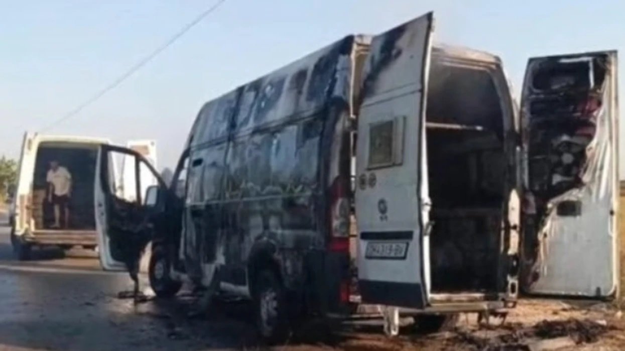 Në Shqipëri digjet një furgon me targa të Maqedonisë që transportonte zogj