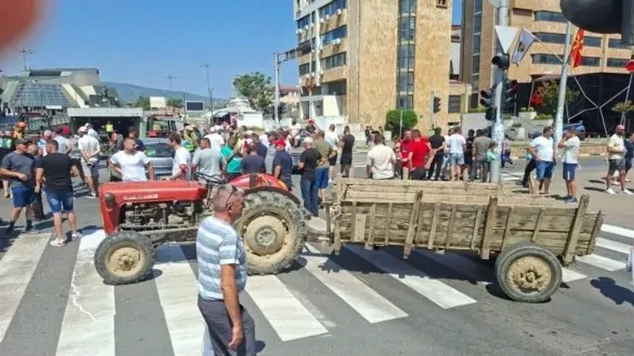 Bujqit bllokojnë qendrën e Strumicës, kërkojnë çmim më të lartë për specat