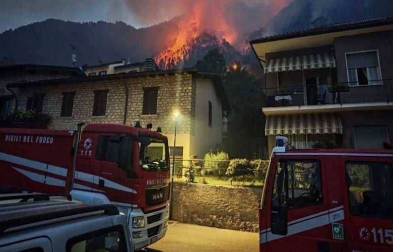 Mbi 200 të evakuuar nga zjarri masiv pranë liqenit Garda