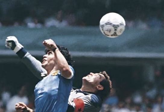 Maradona, del në ankand topi legjendar i “Dorës së Zotit”. Çmimi nis nga 2.5 milionë dollarë