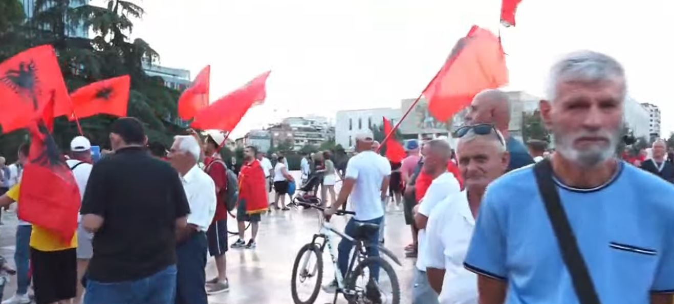 Sot dita e 70-të e protestës, qytetarët mblidhen në sheshin “Skënderbej”, thirrje kundër Ramës: Jep dorëheqjen!