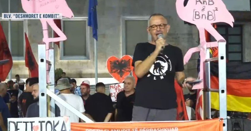 “Nuk jam shqiptar, por i përkas kësaj toke!”- I huaji që proteston prej ditës së parë në Tiranë: Nuk shitet Shqipëria!