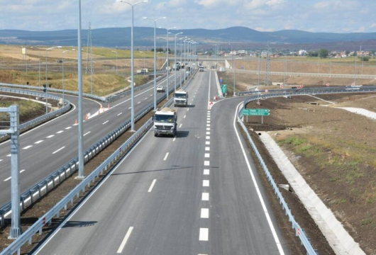 Sot kufizohet qarkullimi i kamionëve mbi 20 tonë në autoudhët e Kosovës