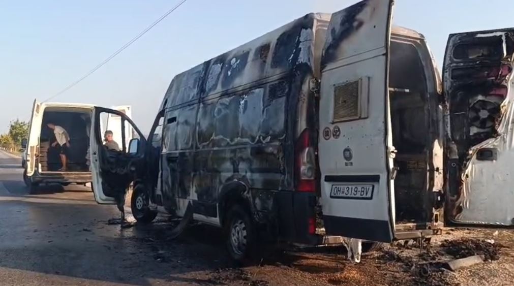 Përfshihet nga flakët furgoni maqedonas që po transportonte zogj, ngordhin gjysma e shpendëve