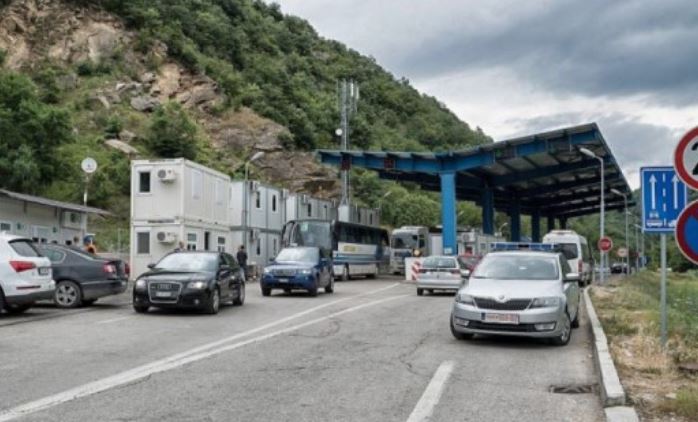 Të dhënat më të reja për pikat kufitare, pritje deri në një orë për të hyrë në Kosovë