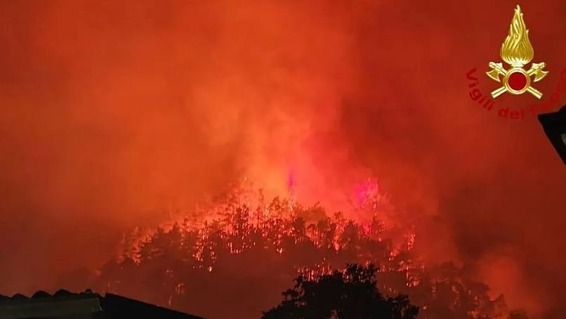 Mbi 200 të evakuuar nga zjarri masiv pranë liqenit Garda