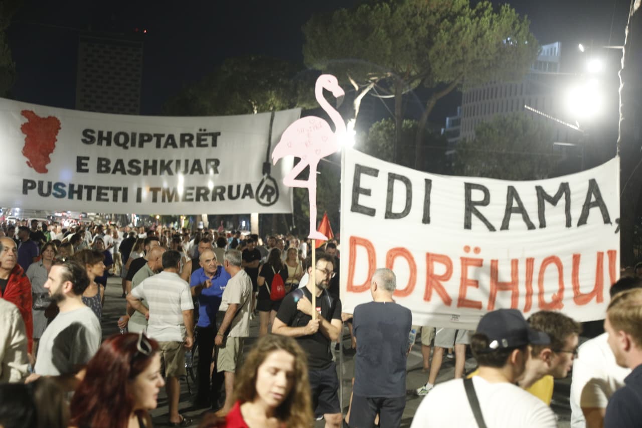 “Shqipëria kërkon revolucion!”- Qytetarët marshojnë nëpër rrugët e Tiranës