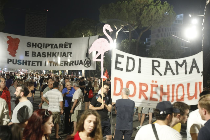“Shqipëria kërkon revolucion!”- Qytetarët marshojnë nëpër rrugët e