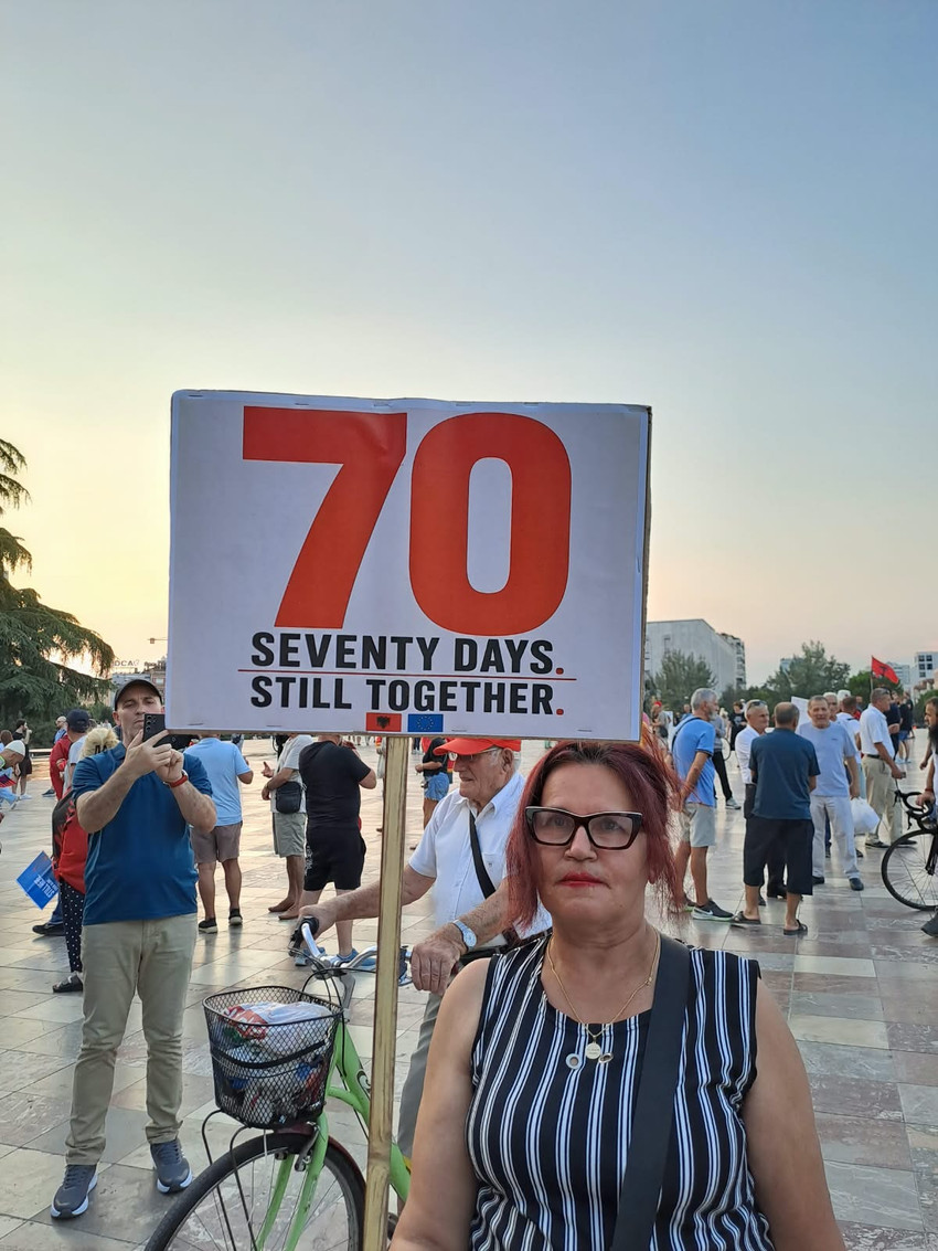 Pankartat e protestës së 70-të, qytetarët: Ende së bashku për Shqipërinë! 2 Image