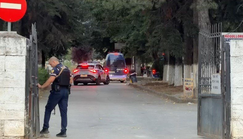 Ekzekutimi i 20-vjeçarit nga miku i tij me kallashnikov, RENEA kontrolle në varrezat e qytetit, dyshohet se autori është fshehur në atë zonë