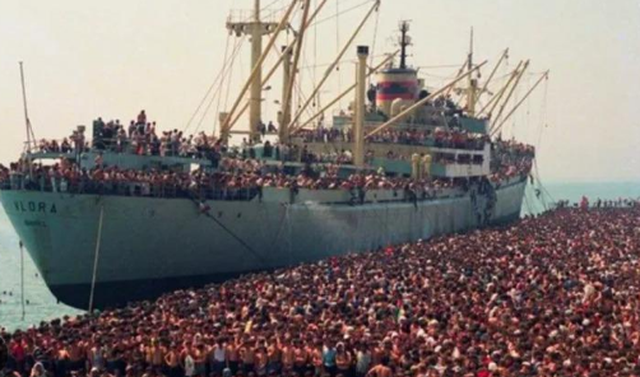 35 vite nga “Vlora”/ Si 20 mijë shqiptarë mbërritën në Bari dhe ndryshuan historinë e emigracionit në Itali