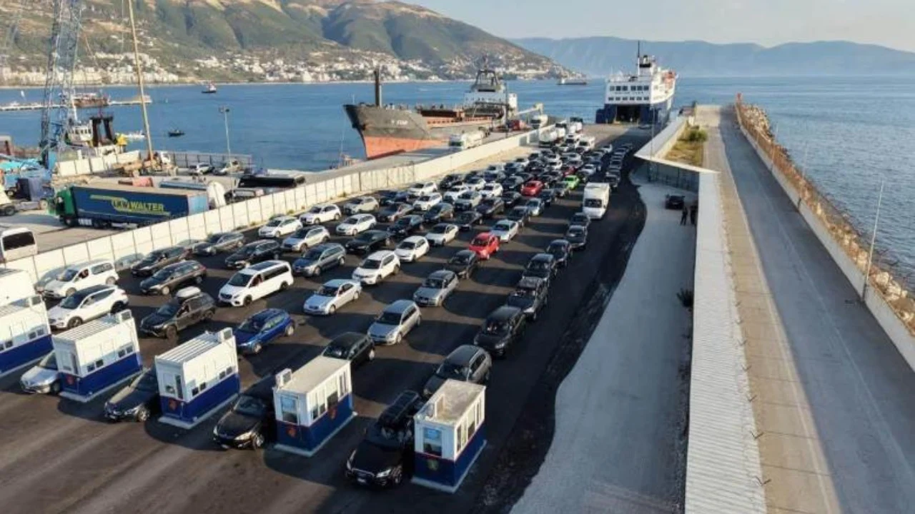 Kulmi i sezonit veror/ Fluks i lartë në Portin e Vlorës, rreth 2700 pasagjerë mbërrijnë nga Brindisi
