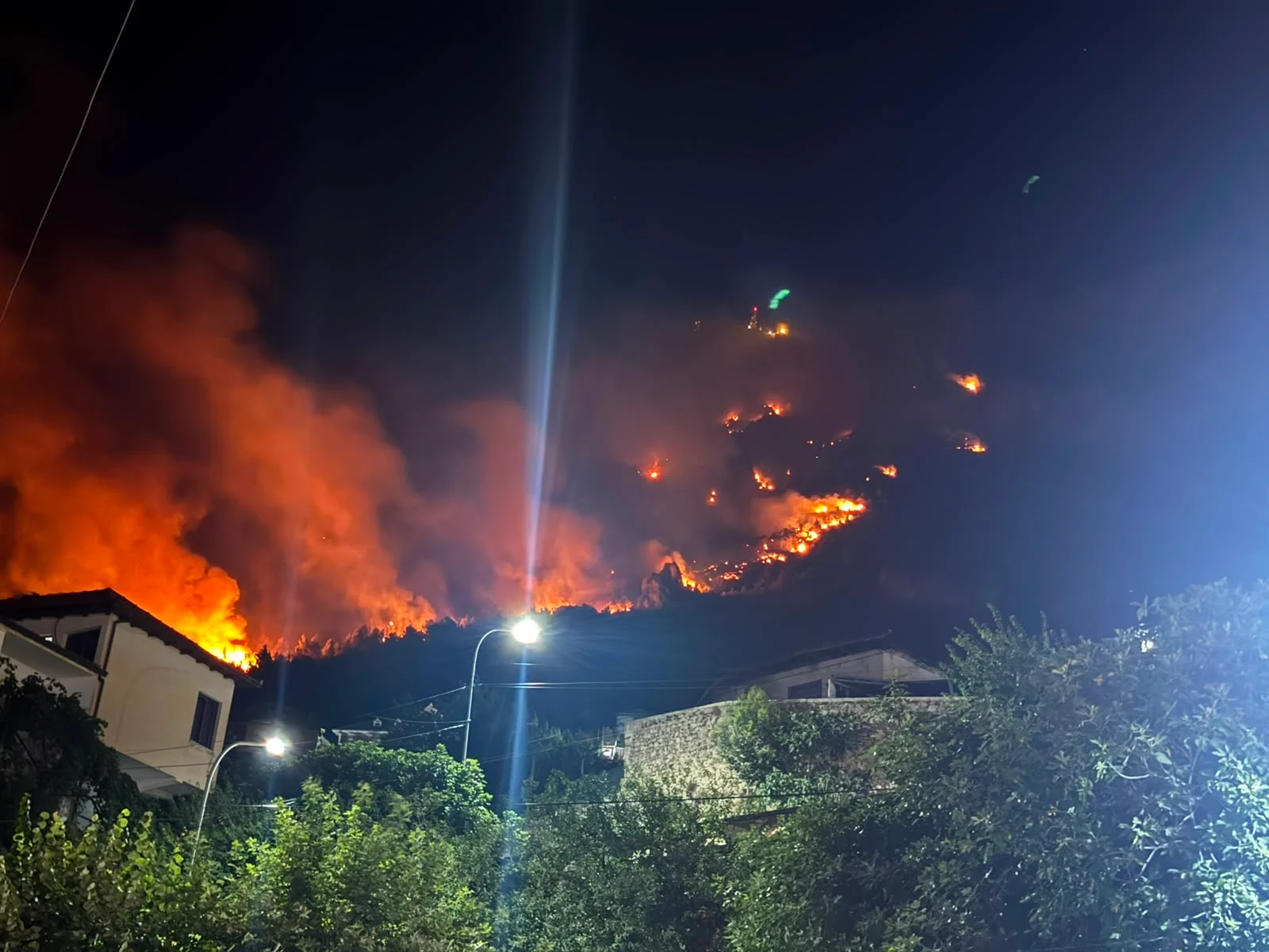 Rama: Zjarri në malin e Krujës u mbyll pa viktima, “heronjtë tanë” shmangën një tragjedi