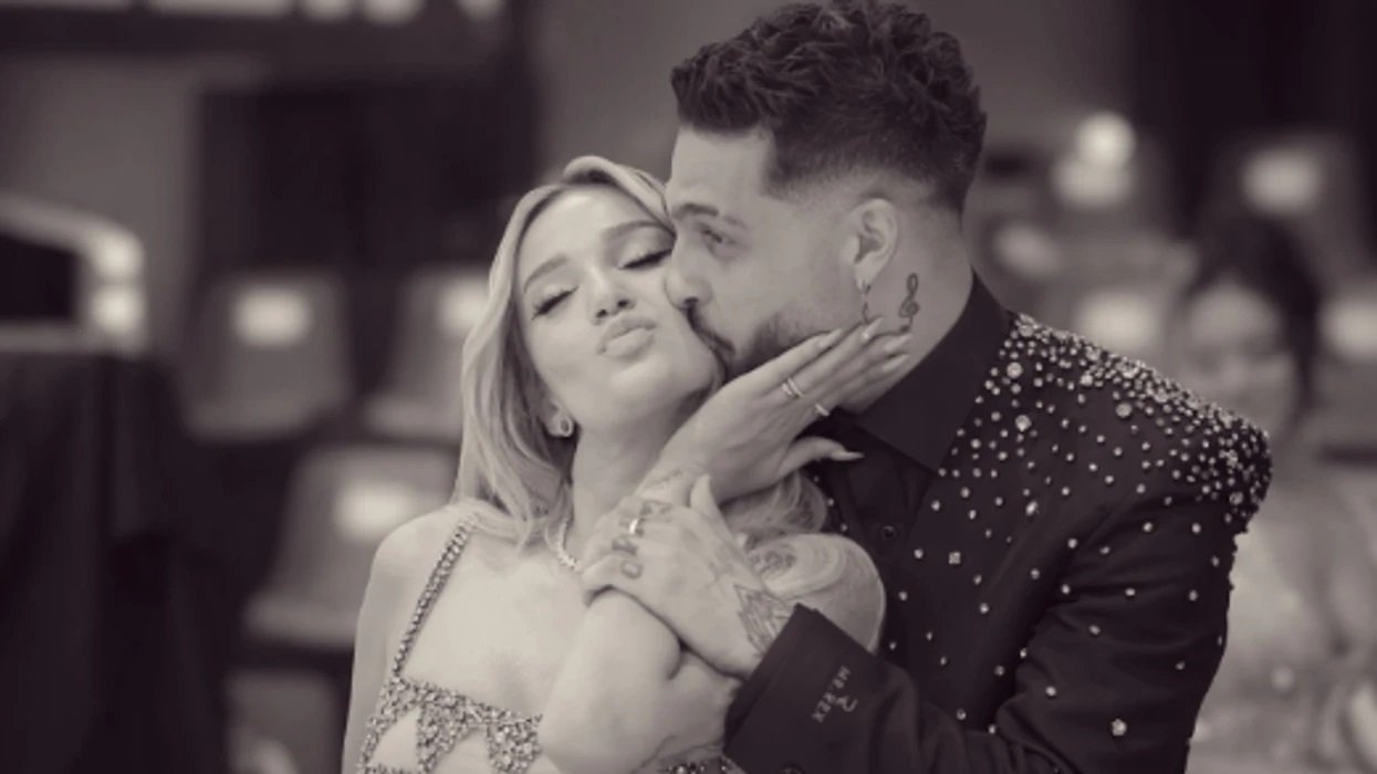 DJ Gimbo surprizon Selin Bollatin me një buqetë të madhe me trëndafila
