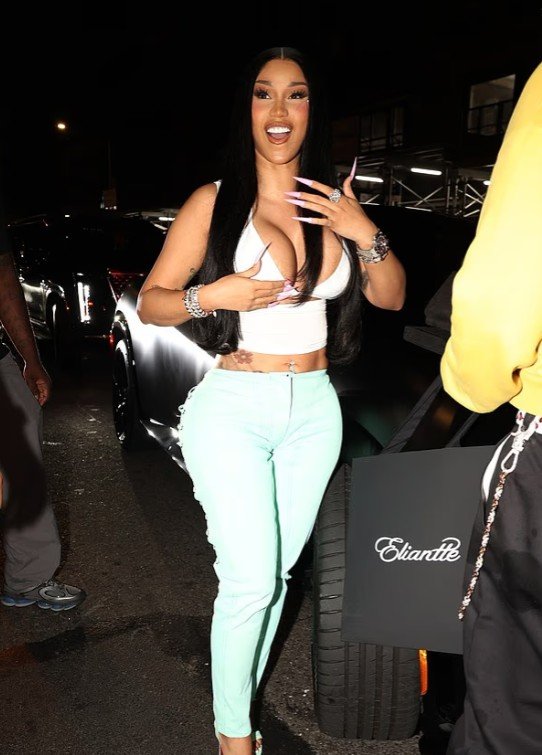 Cardi B mahnit me një bluzë të bardhë me dekolte të thellë, feston suksesin historik në muzikë