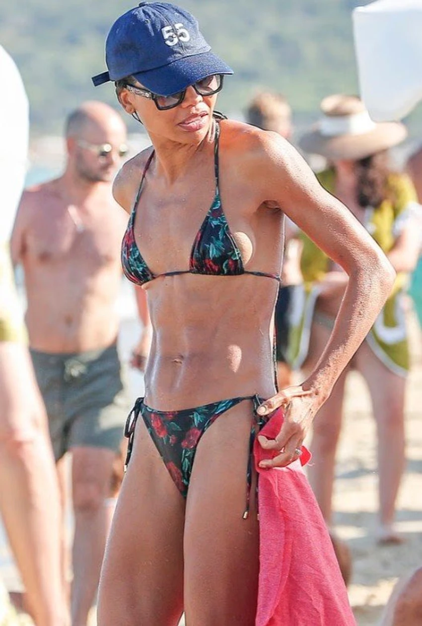 Emma Thynn mahnit në St. Tropez, shfaq fizikun e tonifikuar me bikini me lule 3 Image