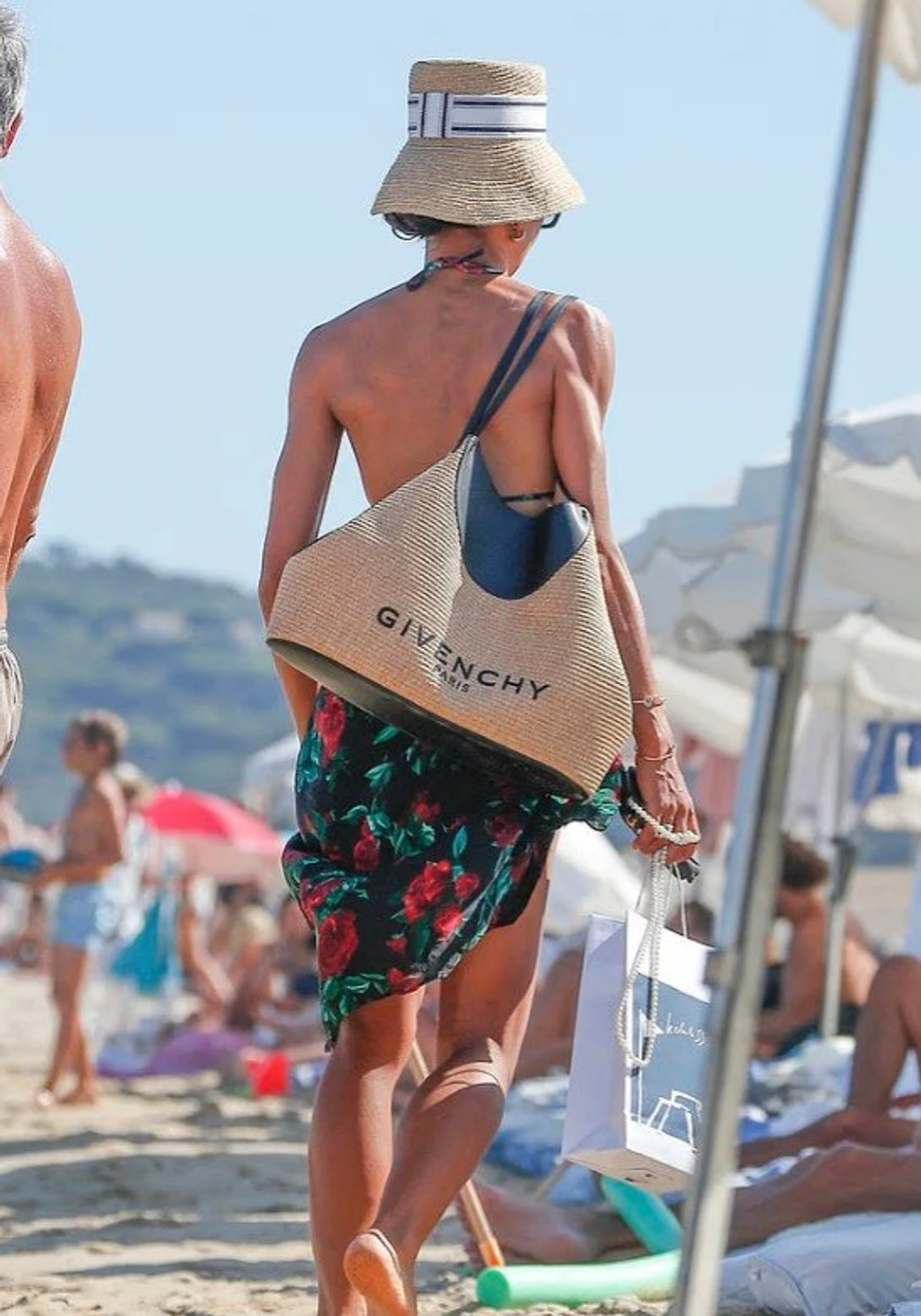 Emma Thynn mahnit në St. Tropez, shfaq fizikun e tonifikuar me bikini me lule 2 Image