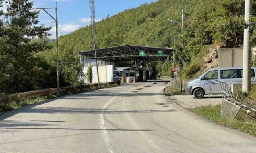 Shtetasi i Serbisë kontrollohet në Bërnjak, i gjendet sprej, shufër metalike e imitim arme