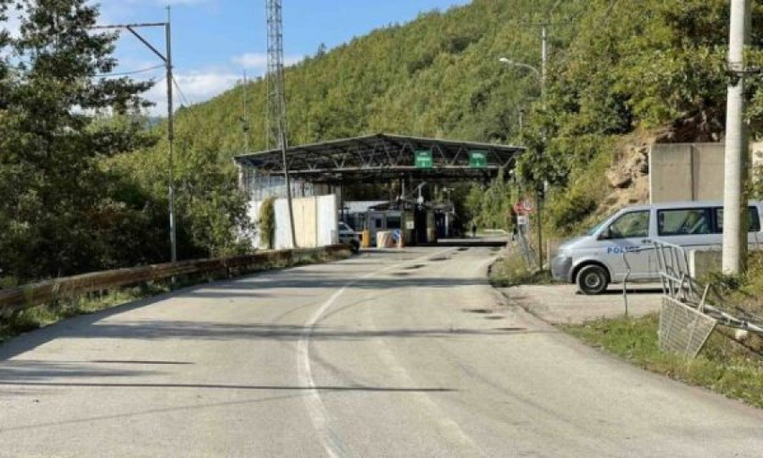 Shtetasi i Serbisë kontrollohet në Bërnjak  i gjendet sprej  shufër metalike e imitim arme