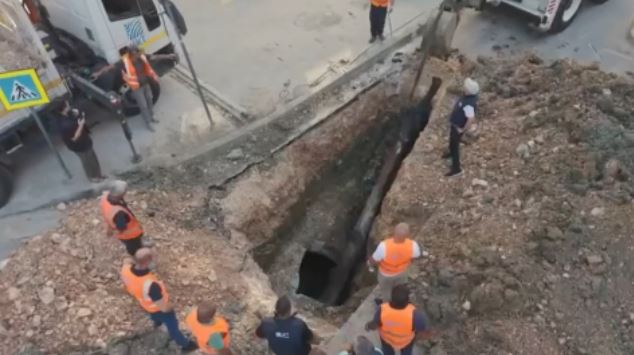 Rama: Një pemë 8 metra ishte “varrosur” në kolektorin e ujërave të zeza në Kashar