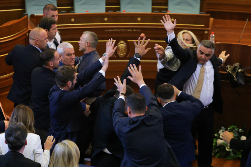  Dobët  Shumë dobët    Shkëlzen Gashi kritikon ashpër skenat me vezë në Kuvend