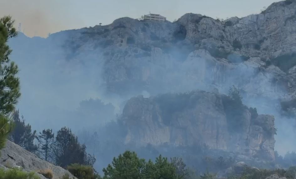 Kruja nën “pushtetin” e flakëve, mbi 280 efektivë në terren për shuarjen e zjarrit. Vijon ndërhyrja nga ajri