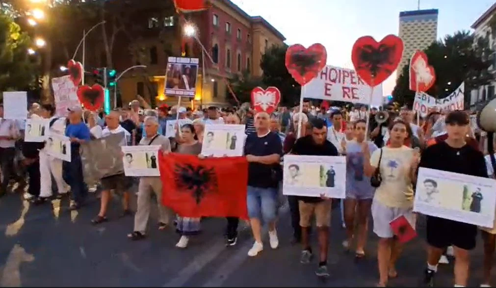 Protesta e 72-të poshtë Kryeministrisë me paralajmërime të reja, mbyllet me marshimin e përnatshëm