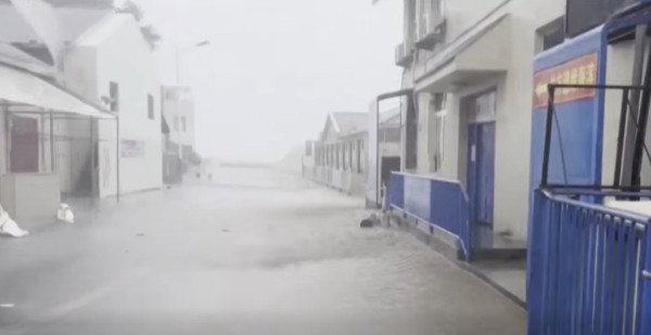 ​Kina evakuon një milion banorë nga shtëpitë ndërsa goditet nga një stuhi e fuqishme