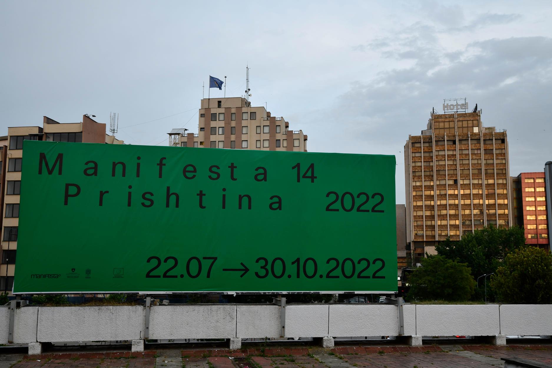 Manifesta 14 në Prishtinë, spektakli kulturor, seleksionimi simbolik dhe kufijtë e trashëgimisë institucionale