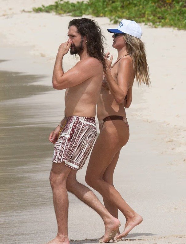 Heidi Klum shfaqet e lumtur në plazhet e St. Barts, shkëmben puthje me bashkëshortin Tom Kaulitz