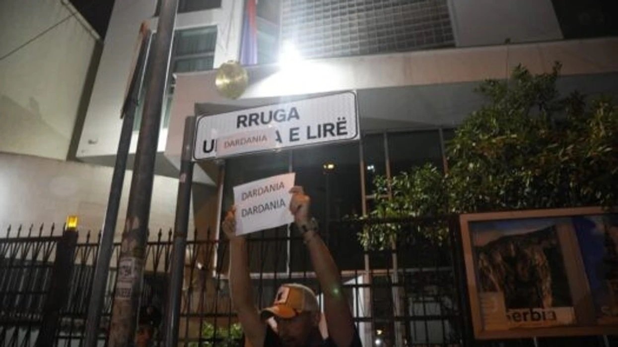 Thirrjet “UÇK, UÇK”, jehojnë në Tiranë - rruga 