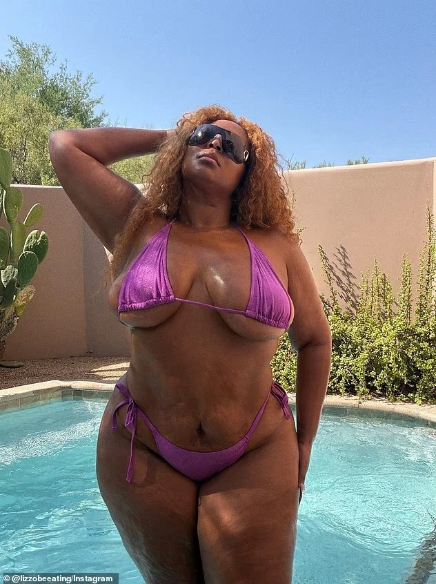 Lizzo pozon me bikini dhe feston humbjen e peshës