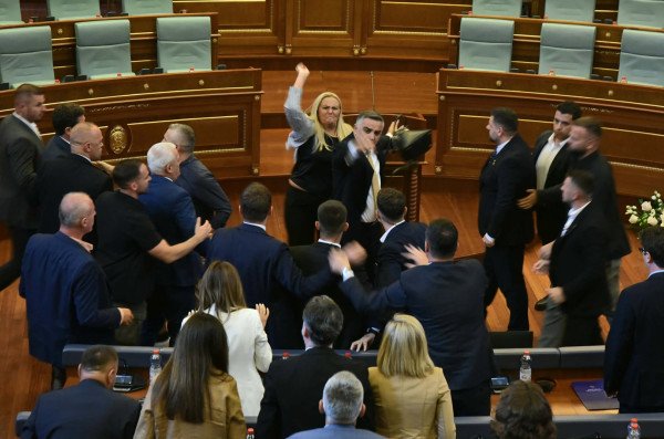 ​“Një mjeke, një grua që ka luftuar…” Agim Bahtiri e kritikon Time Kadrijajn për sulmin me vezë