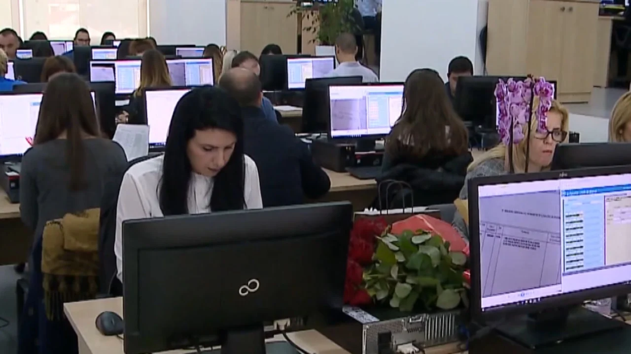 Administrata pa specialistë IT, pagat dhe mungesa e fleksibilitetit largojnë ekspertët drejt tregut global