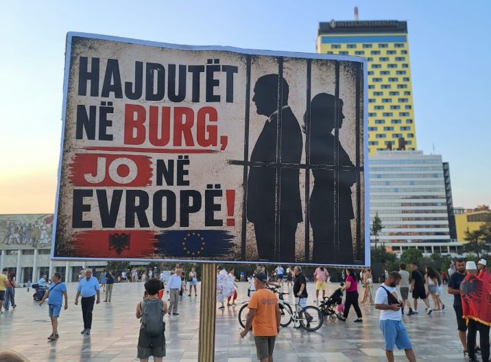  “Hajdutët në burg, jo në Evropë!” – Dita e 73-të e protestës, qytetarët ‘flasin’ me pankarta
