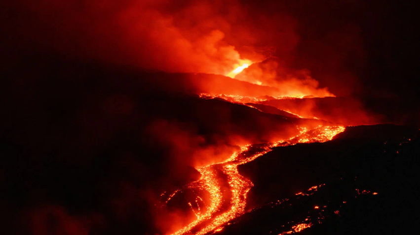 Etna shpërthen dhe “paralizon” fluturimet në Siçili, reja e hirit
