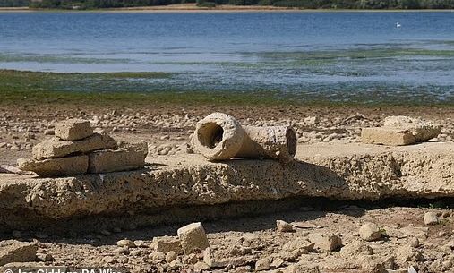 Thatësira zbulon rrënojat në Angli, fshati i zhdukur nën ujë rishfaqet pas gati 50 vitesh