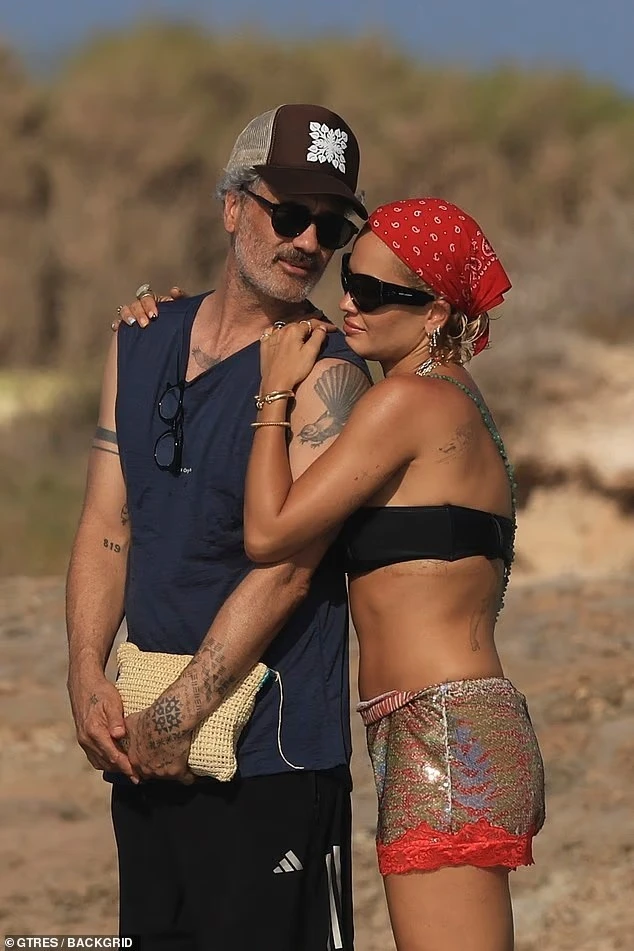 Rita Ora shfaqet në jaht në Ibiza, shijon diellin me Taika Waititi