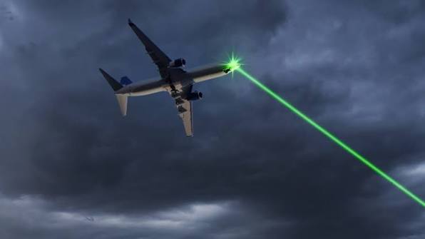 Kontrollorët paralajmërojnë për rrezikun e lazerëve ndaj avionëve