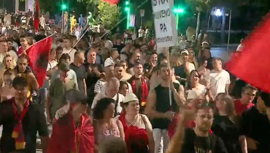 “Rama jepe dorëheqjen” – Mbyllet protesta e 73-të kundër qeverisë, protestuesit thirrje për largimin e kryeministrit!