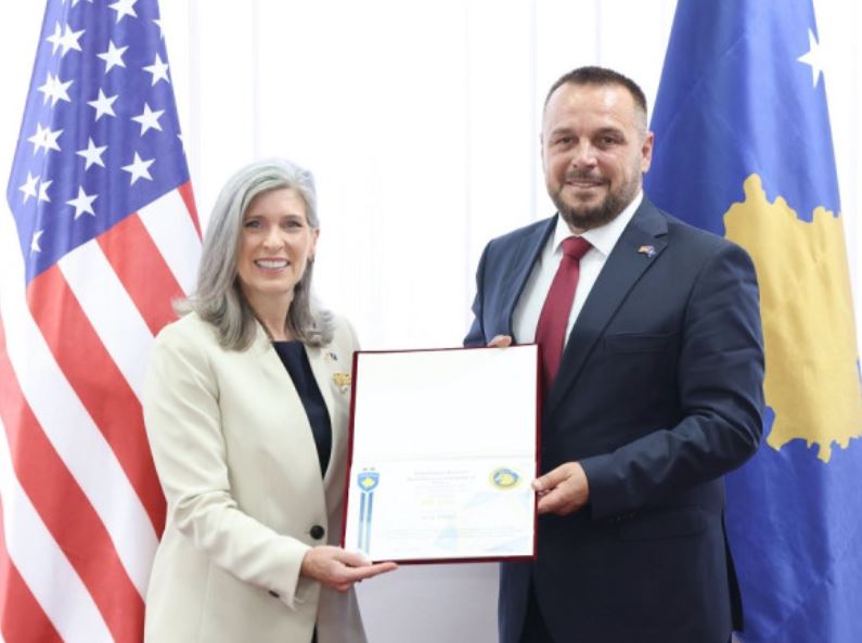 Maqedonci nderon senatorë Joni Ernst me Medaljen për Shërbim të Shquar