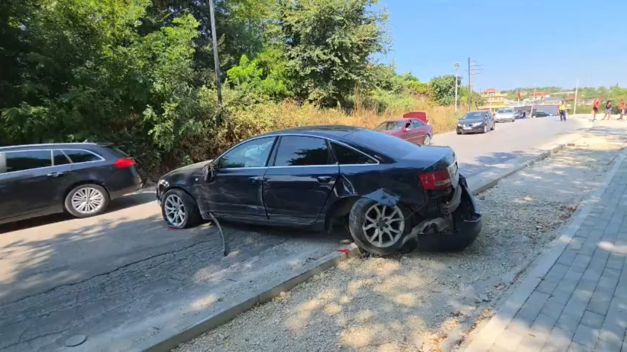 Aksident në aksin Fier-Patos, dy pasagjerë përfundojnë në spital pas përplasjes së dy automjeteve