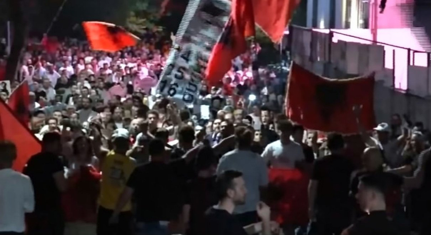 Pas fjalimeve te Kryeministria, protestuesit nisin marshimin në