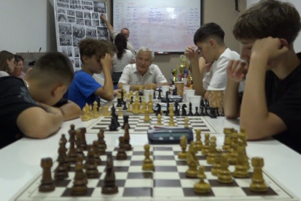 ​32 figura që lëvizin në 64 katrorë, bëhen “urë” për katër komunitetet e Prizrenit
