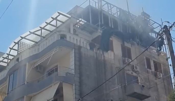 Flakët përfshijnë katin e pestë të një pallati në Sarandë, ndërhyjnë zjarrfikësit
