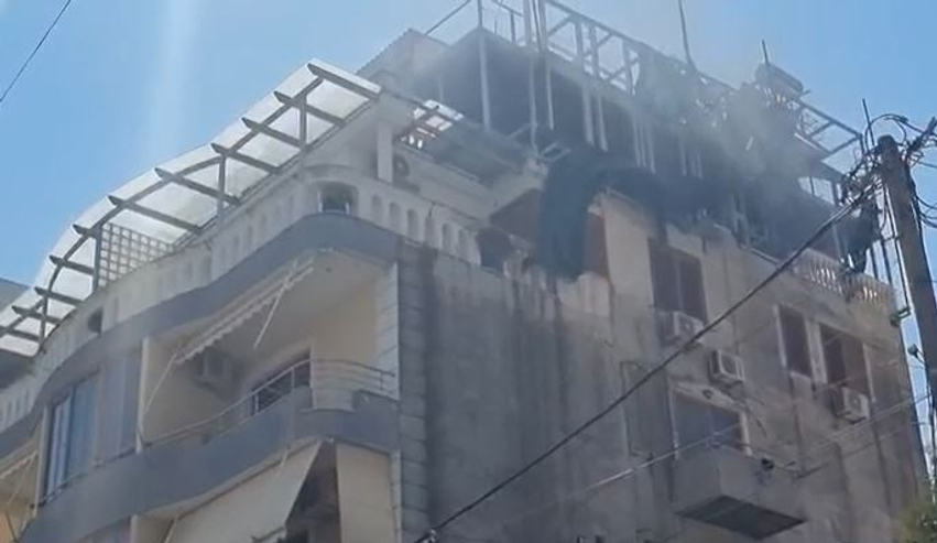 Flakët përfshijnë katin e pestë të një pallati në Sarandë  ndërhyjnë zjarrfikësit