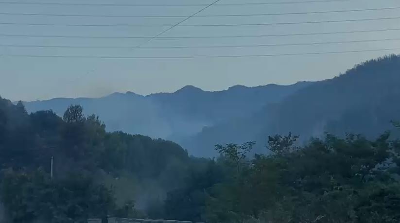Vijon lufta me flakët në Krujë, dy helikopterë të ushtrisë ndërhyjnë nga ajri