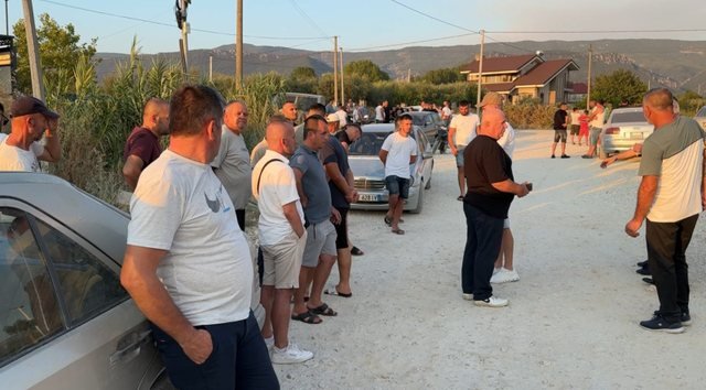 Fshati Gjormë ngrihet në protestë, 200 familje kërkojnë rrugë, ura pa barriera dhe kanale të bllokuara